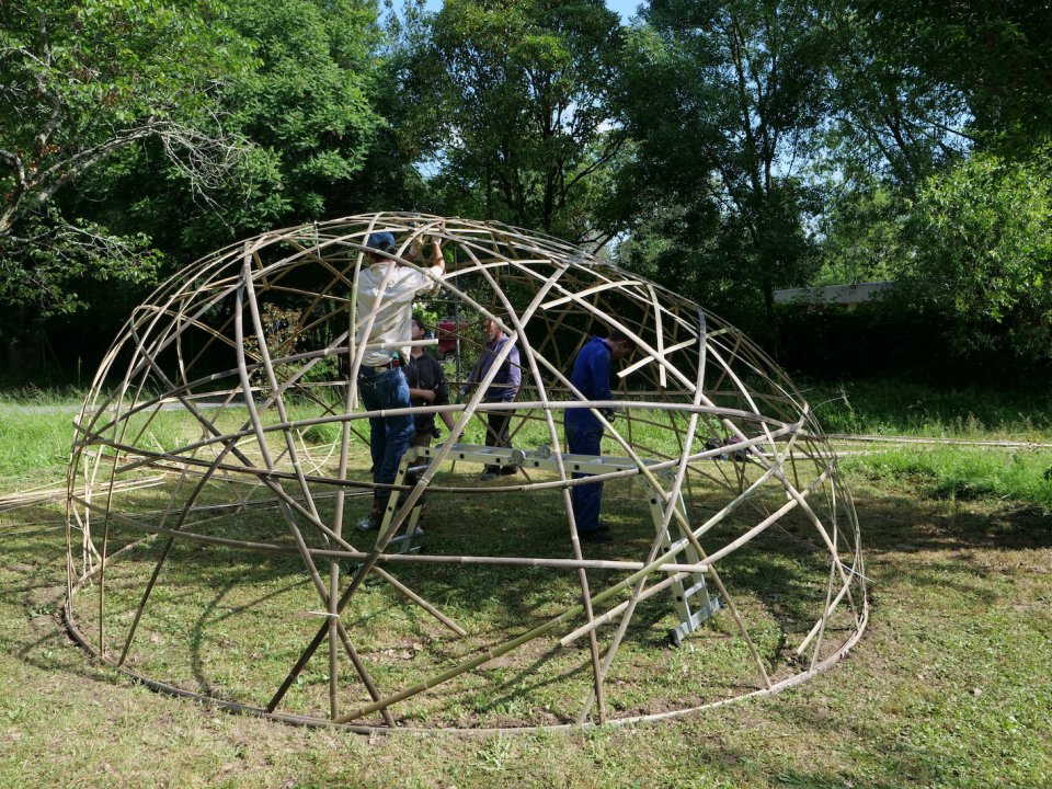 Étape de construction de la cabane en bambou avec les jeunes et Julien Mouroux